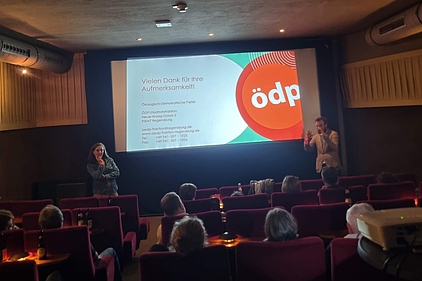 Bild: Astrid Lamby und Benedikt Suttner bei einem Vortrag im Regina Kino - Foto: Robert Fischer